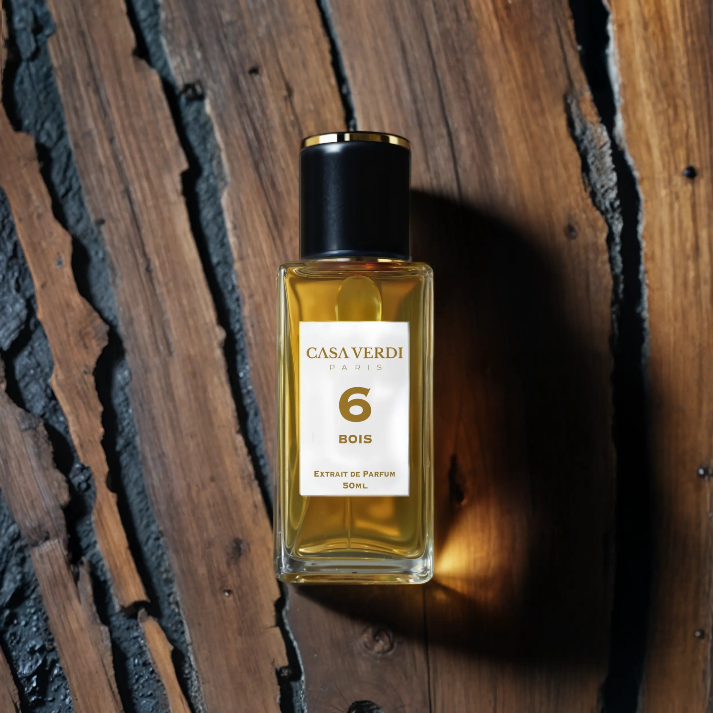 Flacon du parfum Bois Casa Verdi posé sur une planche de bois