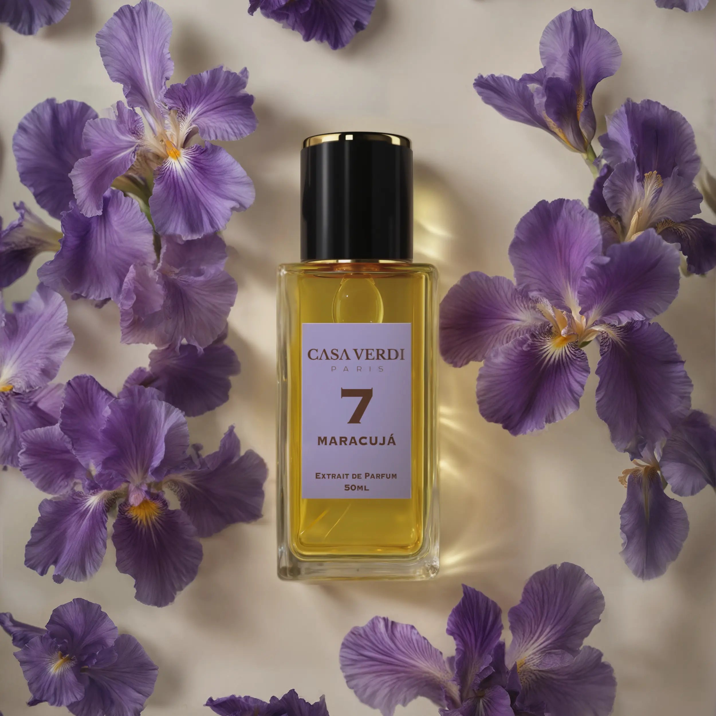Flacon du Parfum Maracuja entouré de fleurs, créant une ambiance élégante