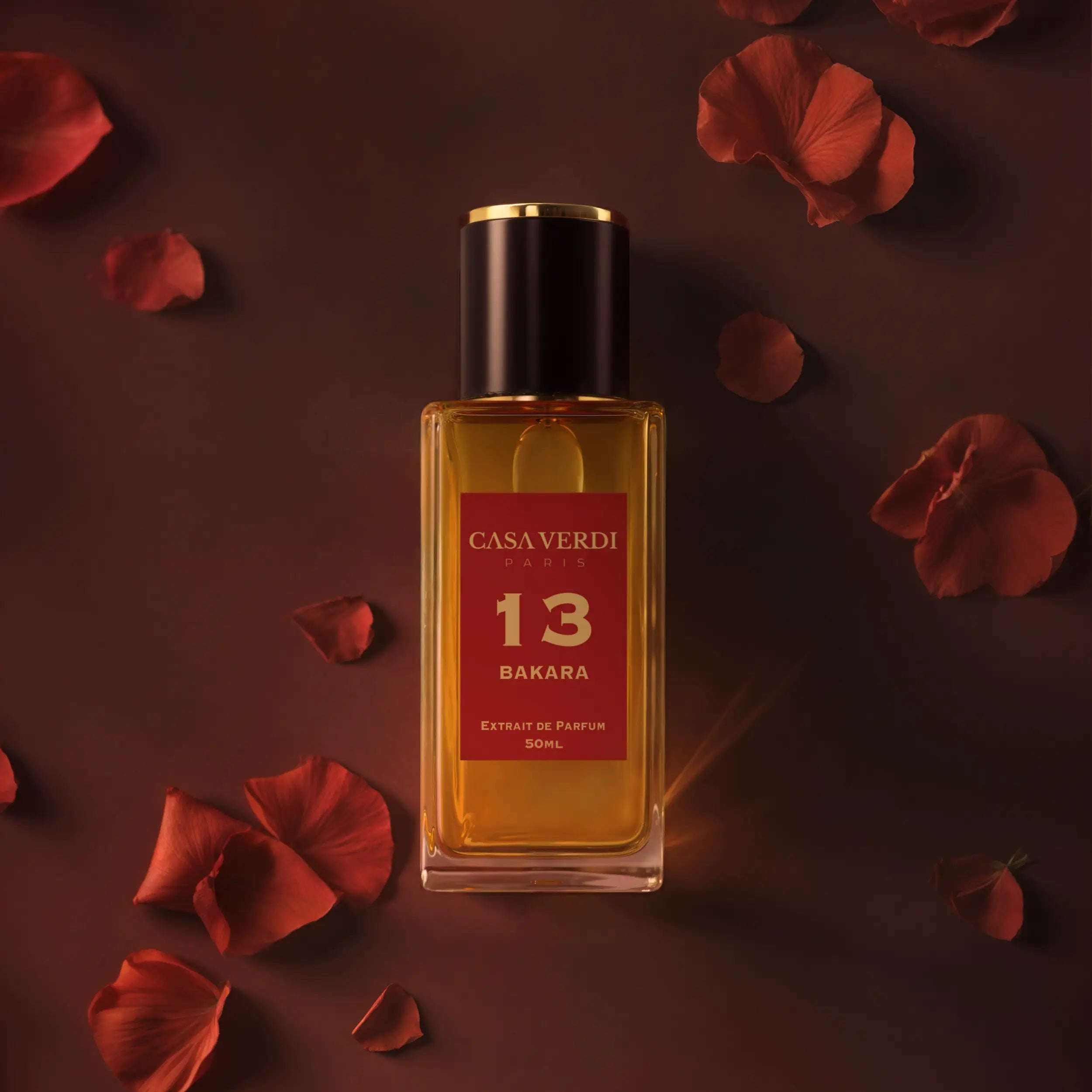 Parfum Bakara par Casa Verdi entouré de pétales rouges, ambiance chaleureuse